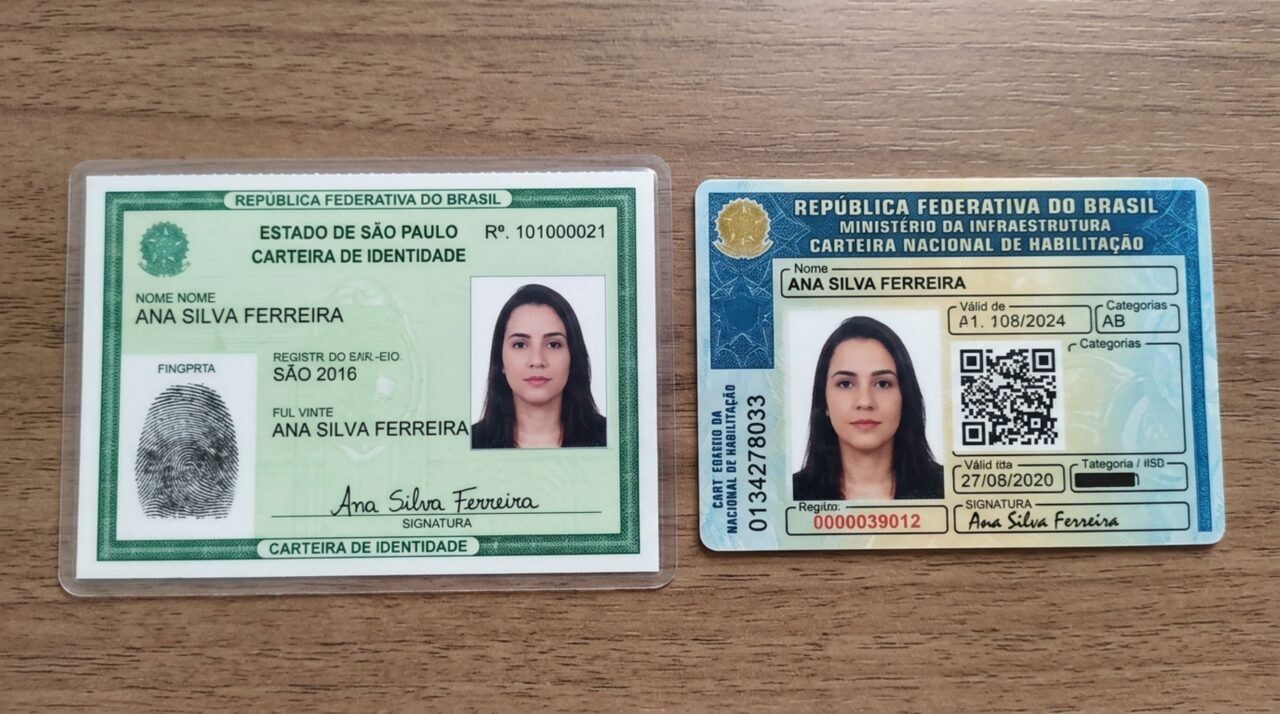 Condutora apresenta a identidade porque esqueceu a CNH, afirma que o documento comprova quem ela é e descobre que a fiscalização ainda precisa verificar se pode dirigir