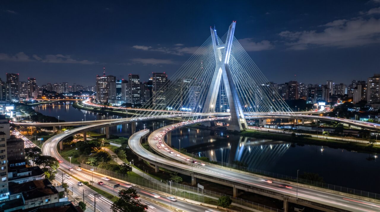 Arquitetura e engenharia da Ponte Estaiada Octávio Frias de Oliveira em São Paulo.