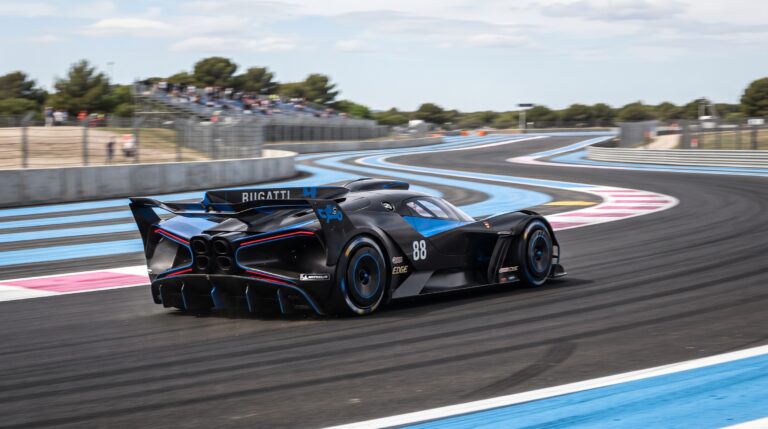 Desempenho e especificações técnicas do Bugatti Bolide nas pistas