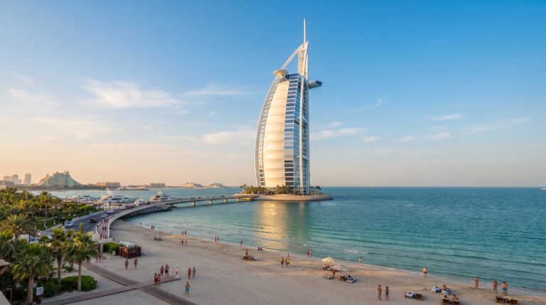 A engenharia e a estrutura de luxo do Burj Al Arab em Dubai.