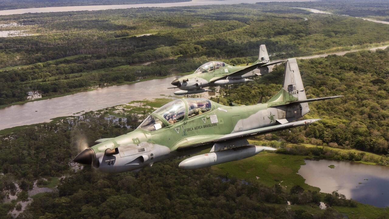 Caça A-29 Super Tucano da FAB intercepta aeronave suspeita que vinha da Bolívia