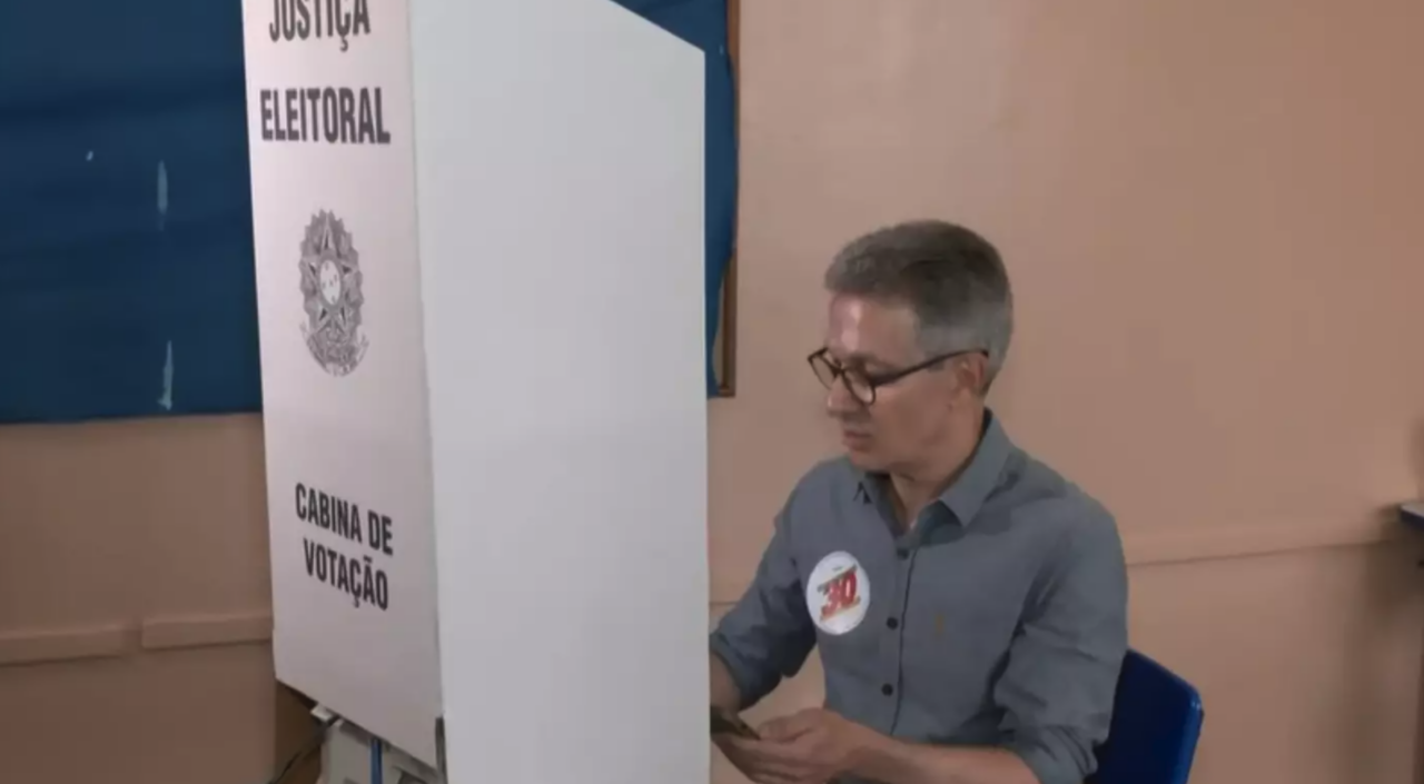 TRE-MG vai apurar uso de celular por Zema na cabine de votação