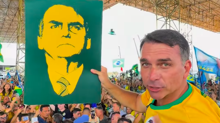 Flávio Bolsonaro exibe cartaz de Jair Bolsonaro