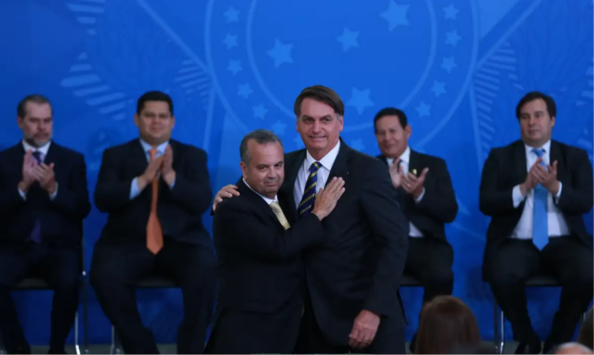 Bolsonaro pede a Moraes autorização para receber visita de Rogério Marinho