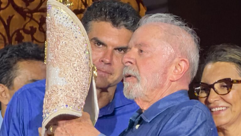 Lula com uma imagem de Nossa Senhora