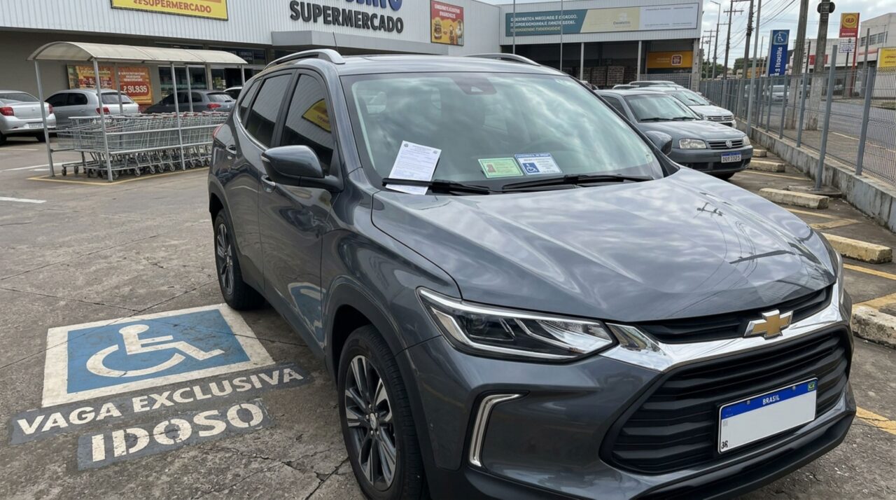 Motorista de 64 anos estaciona em uma vaga reservada para idosos no supermercado, deixa o documento de identidade sobre o painel e recebe multa por não apresentar a credencial exigida para utilizar aquele espaço