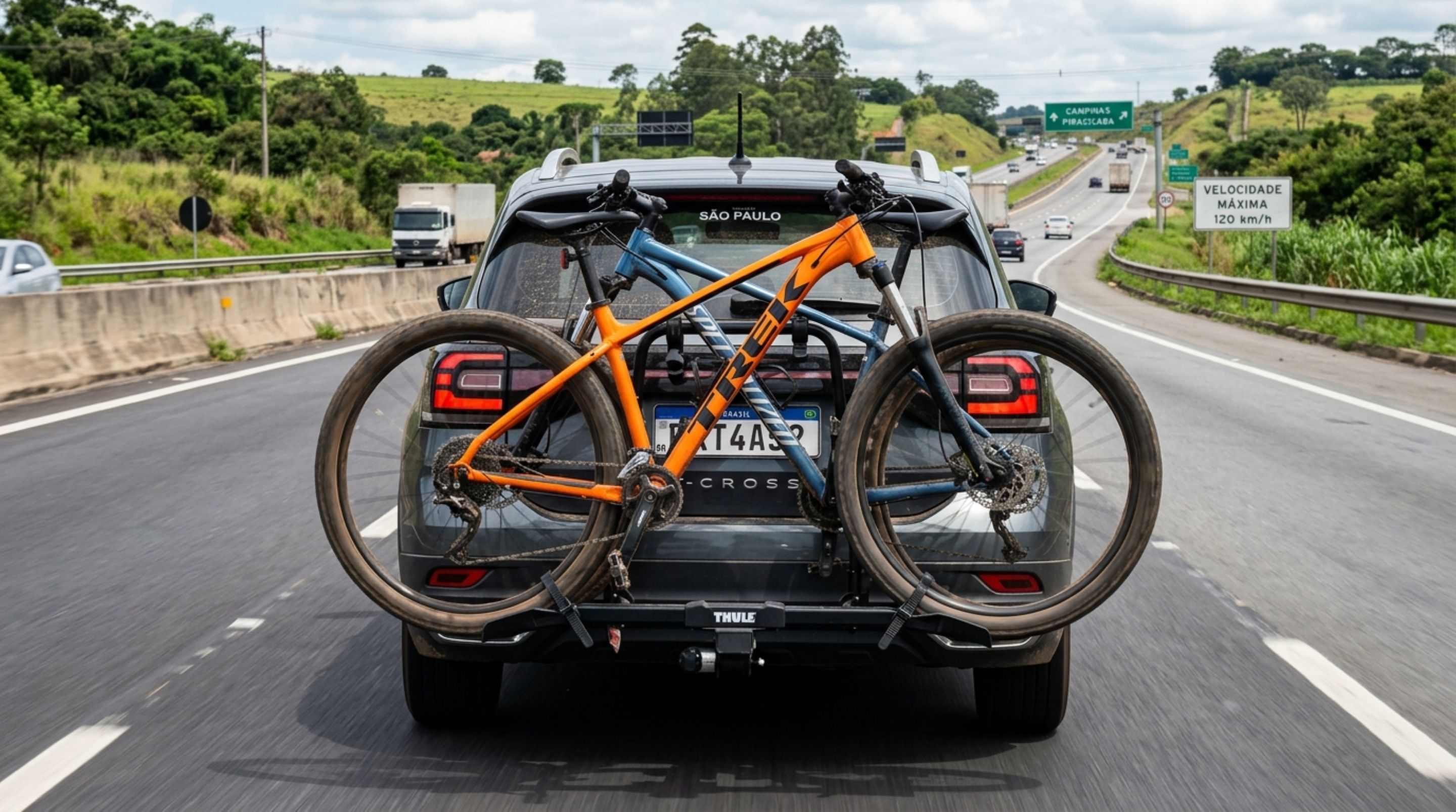 Motorista instala um suporte de bicicletas no engate para viajar com a família, ao ser parado na fiscalização, recebe multa, agente explica que as bicicletas esconderam a placa e parte das lanternas