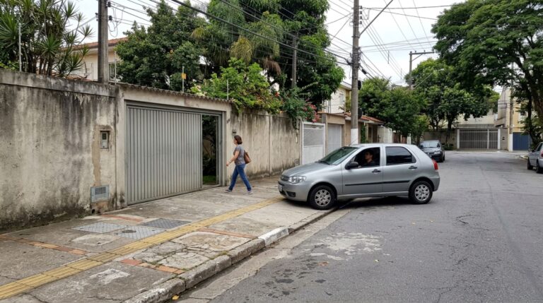 O acesso à garagem não elimina a prioridade de quem já está circulando pela calçada