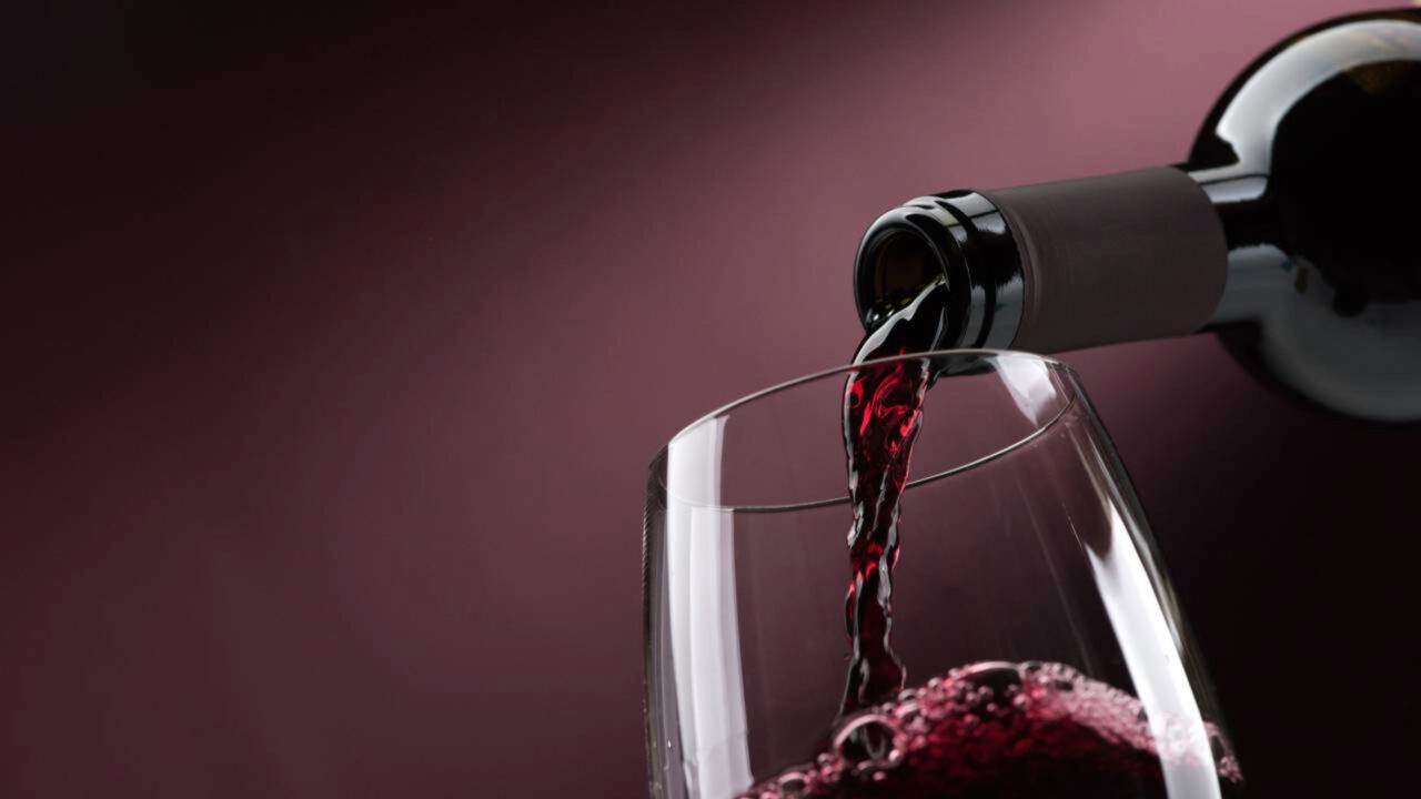 Carga com 24.000 litros de vinho italiano foi acaba contaminada por óleo após falha em caminhão, e Justiça obriga transportadora a pagar indenização