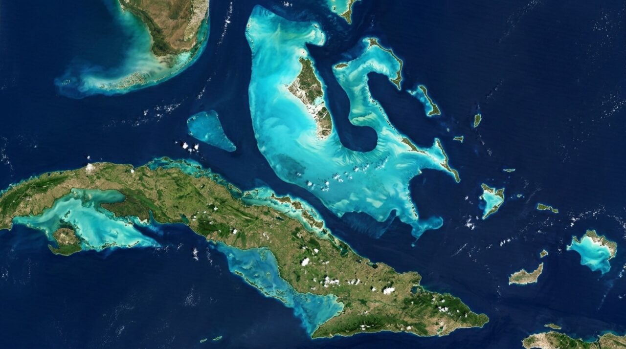 Primeiras observações do Sentinel-3C revelaram águas turquesa próximas de Cuba e das Bahamas, destacando diferenças nos ambientes marinhos