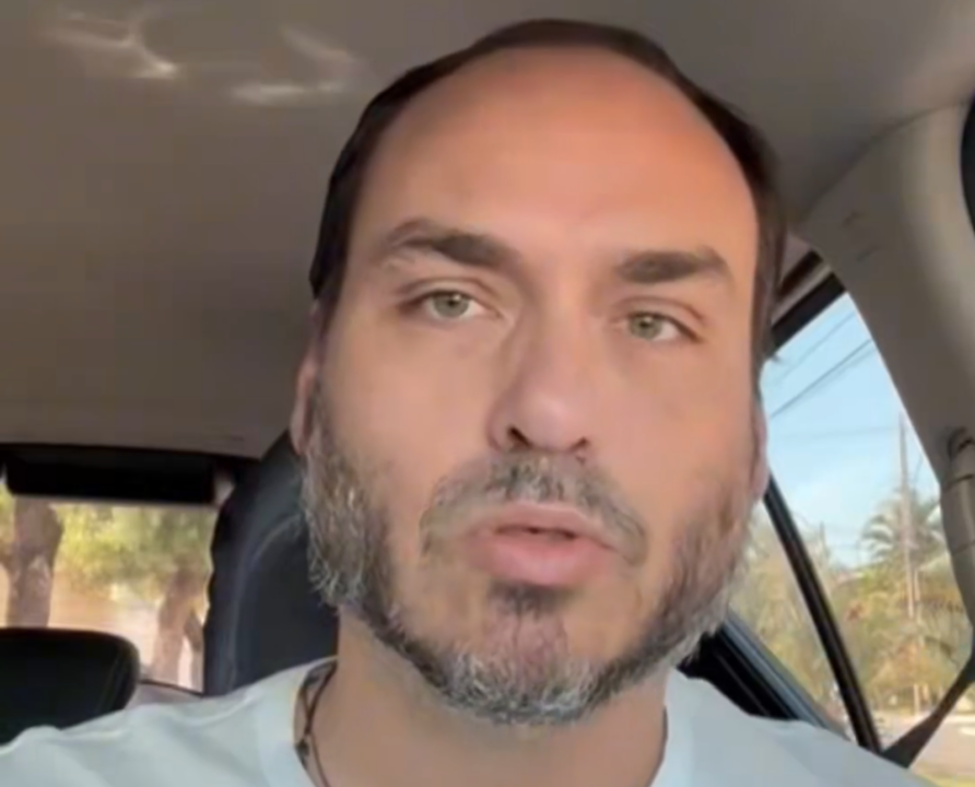 Bolsonaro está “mais frágil”, diz Carluxo após visita