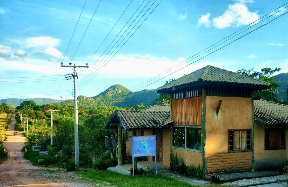 Poços azuis tão transparentes que parecem rasos e uma piscina de borda infinita: a antiga vila do ouro no norte da Chapada dos Veadeiros