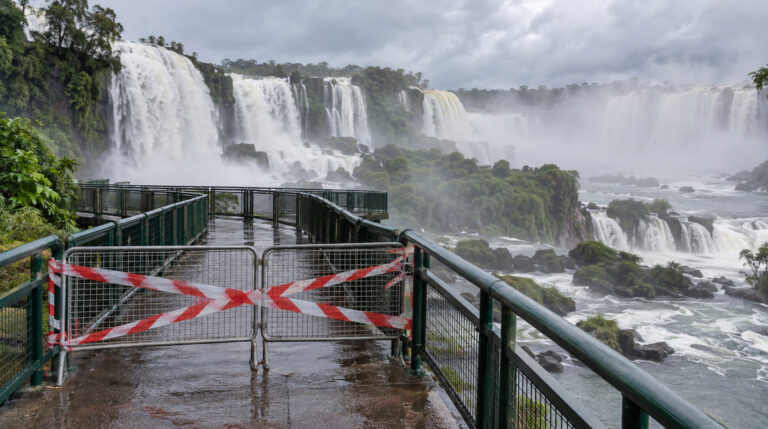 Passarela das Cataratas do Iguaçu é interditada e turistas que já tinham viagem marcada querem saber: dá para visitar, o que muda e quem tem direito a reembolso