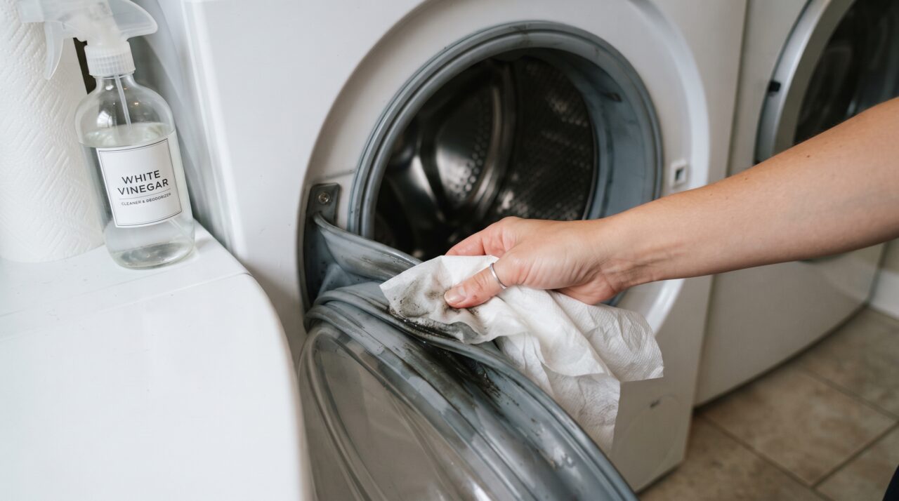 Como limpar o mofo preto da borracha da máquina de lavar com vinagre branco