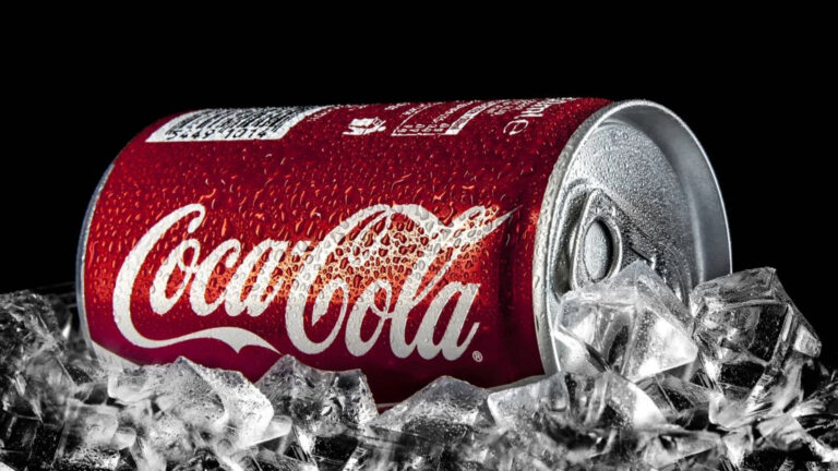 Coca-Cola eleva expectativa de lucro sobre a demanda internacional por refrigerantes, sinaliza aumento dos custos