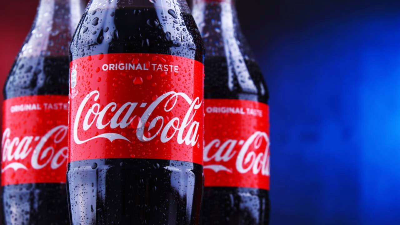 Coca-Cola eleva expectativa de lucro sobre a demanda internacional por refrigerantes, sinaliza aumento dos custos
