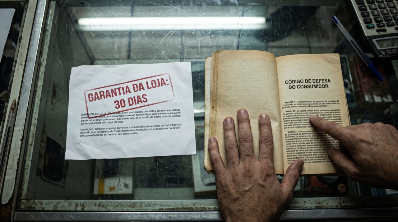 Comprador volta à loja com uma televisão defeituosa após 70 dias e descobre que os 30 dias prometidos pelo vendedor não encerravam toda a garantia