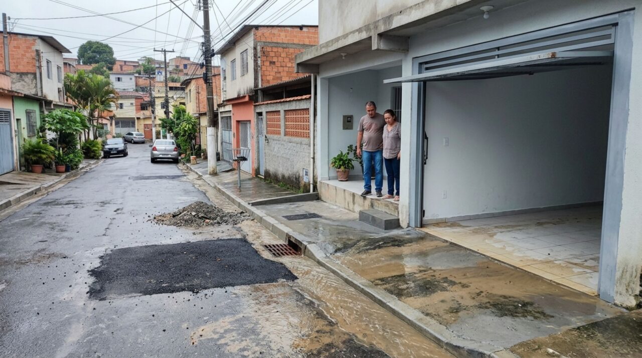 Casal reforma a casa depois de anos economizando, mas uma obra de drenagem realizada na rua modifica o caminho da enxurrada e a primeira tempestade faz a água entrar pela garagem recém-construída