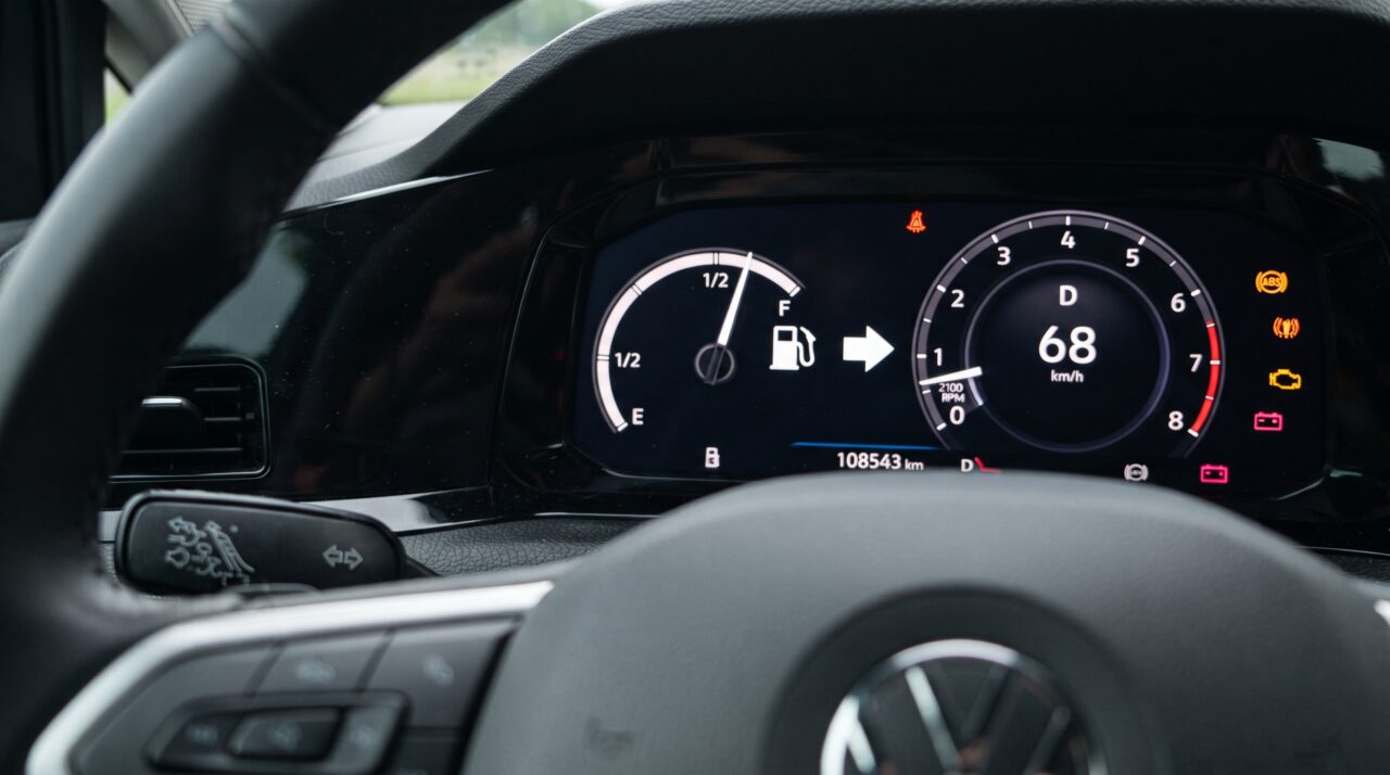 O significado da seta no marcador de combustível no painel do carro