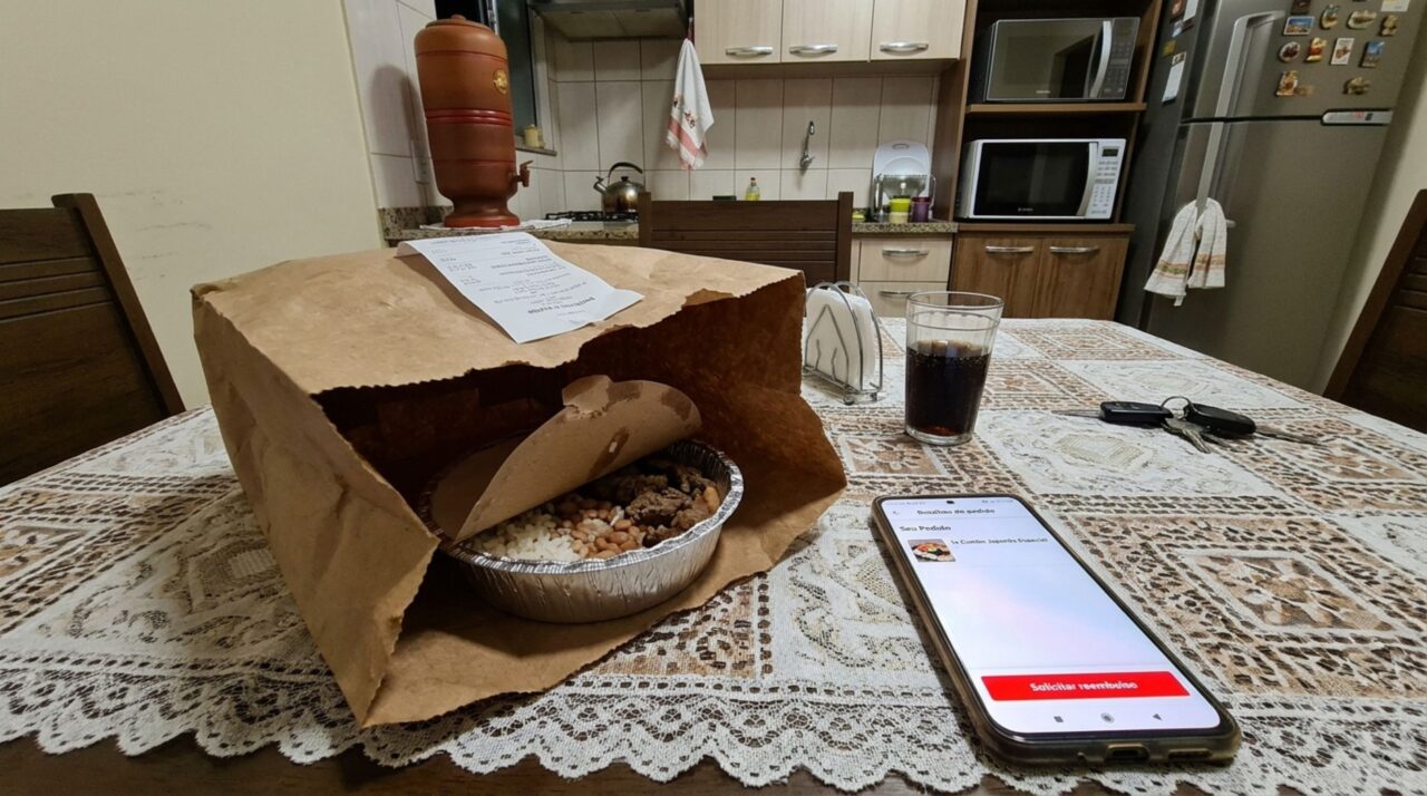 Casal pede jantar por aplicativo, recebe uma sacola com produtos de outro cliente e enfrenta dificuldades para conseguir reembolso depois que o restaurante encerra o atendimento
