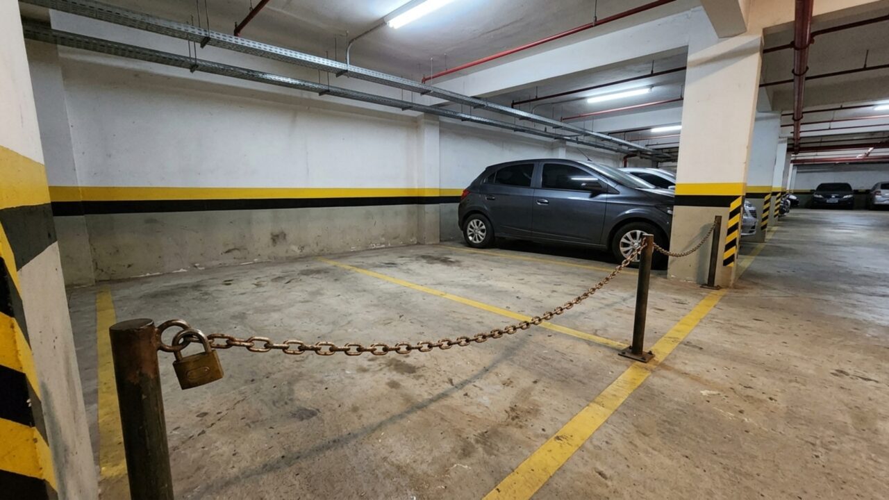Depois de colocar uma corrente na vaga, aposentado encontra o cadeado cortado e um carro estacionado no espaço que acreditava ter comprado com o apartamento