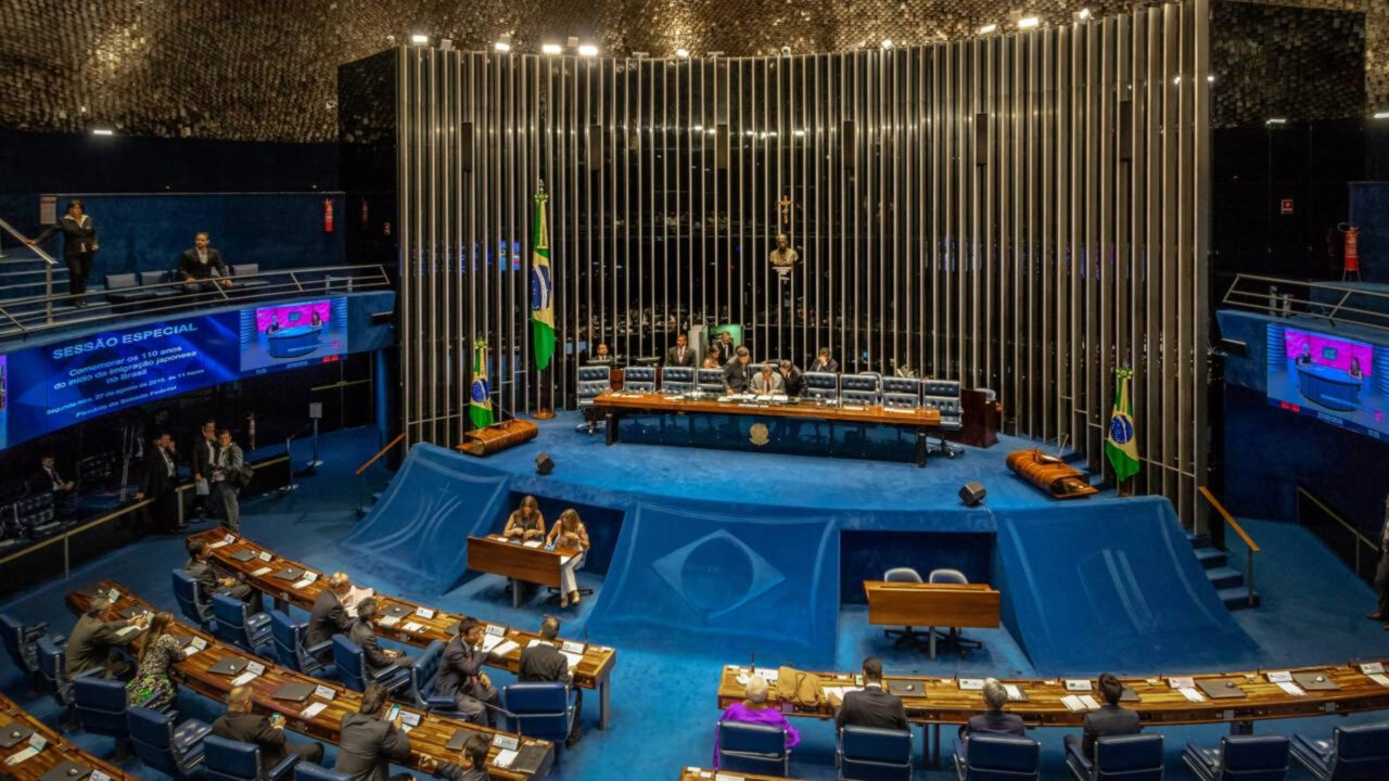 Deputado que não foi reeleito continua recebendo O que acontece com salário, apartamento funcional e assessores no fim do mandato