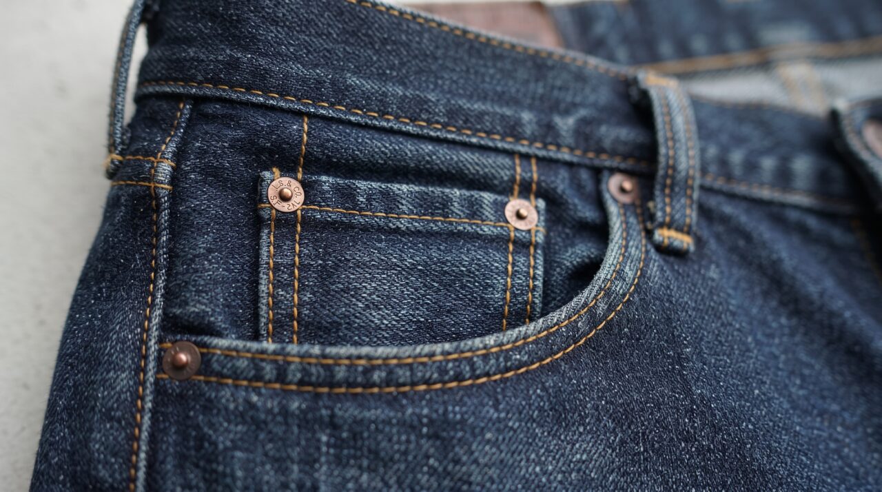 A origem e a utilidade histórica do bolso minúsculo nas calças jeans.