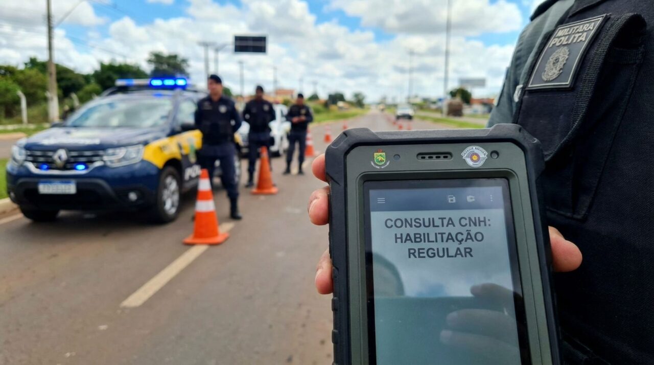 Mulher tem o celular furtado antes de voltar para casa, deixou a CNH física na residência e procura entender como comprovar sua habilitação se for abordada no caminho