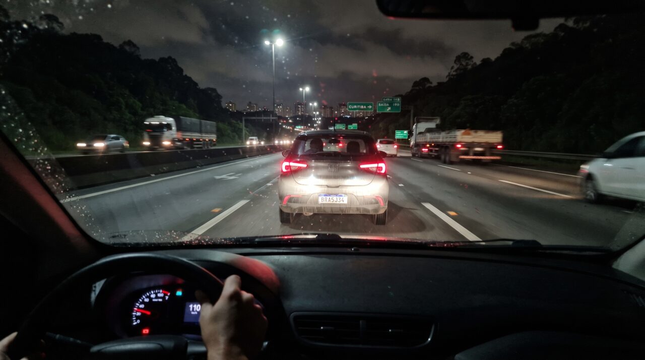 Multa de trânsito por piscar farol alto na traseira de outros carros em rodovias.