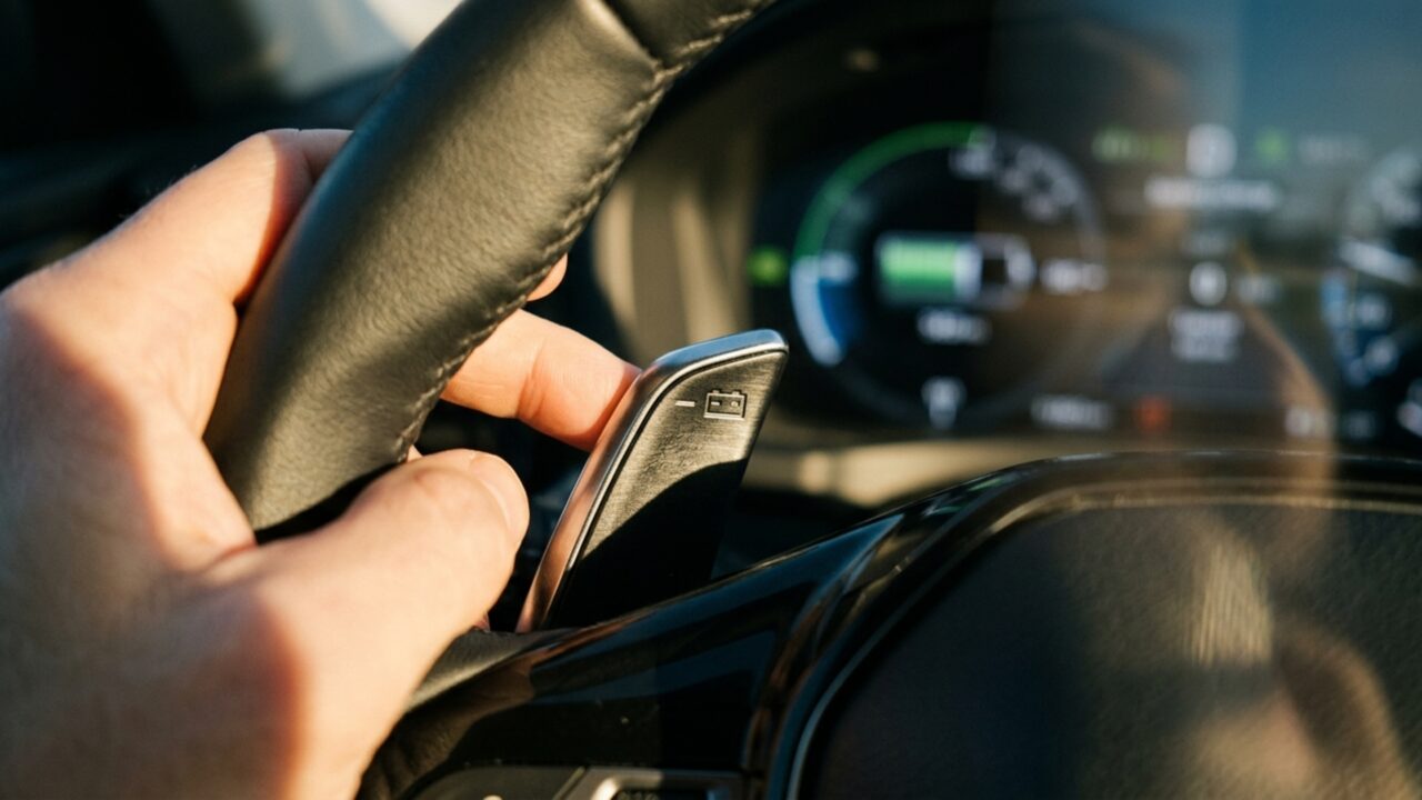 Sem depender de tomada, motor 1.6 e propulsão elétrica somam 141 cv neste híbrido que ainda usa câmbio de dupla embreagem em vez de CVT