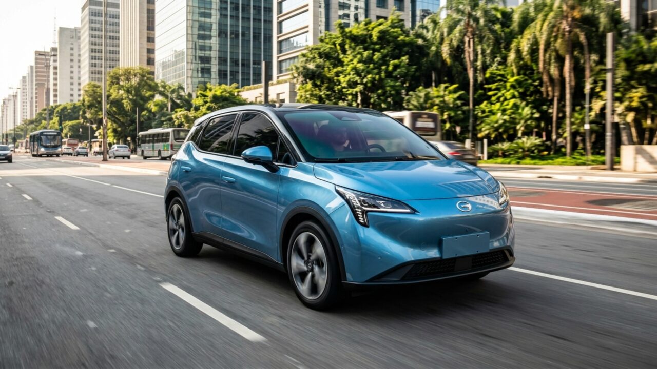 Duas baterias de tamanhos diferentes fazem este hatch elétrico oferecer 253 ou 310 km de autonomia, embora ambas as versões utilizem o mesmo motor de 204 cv