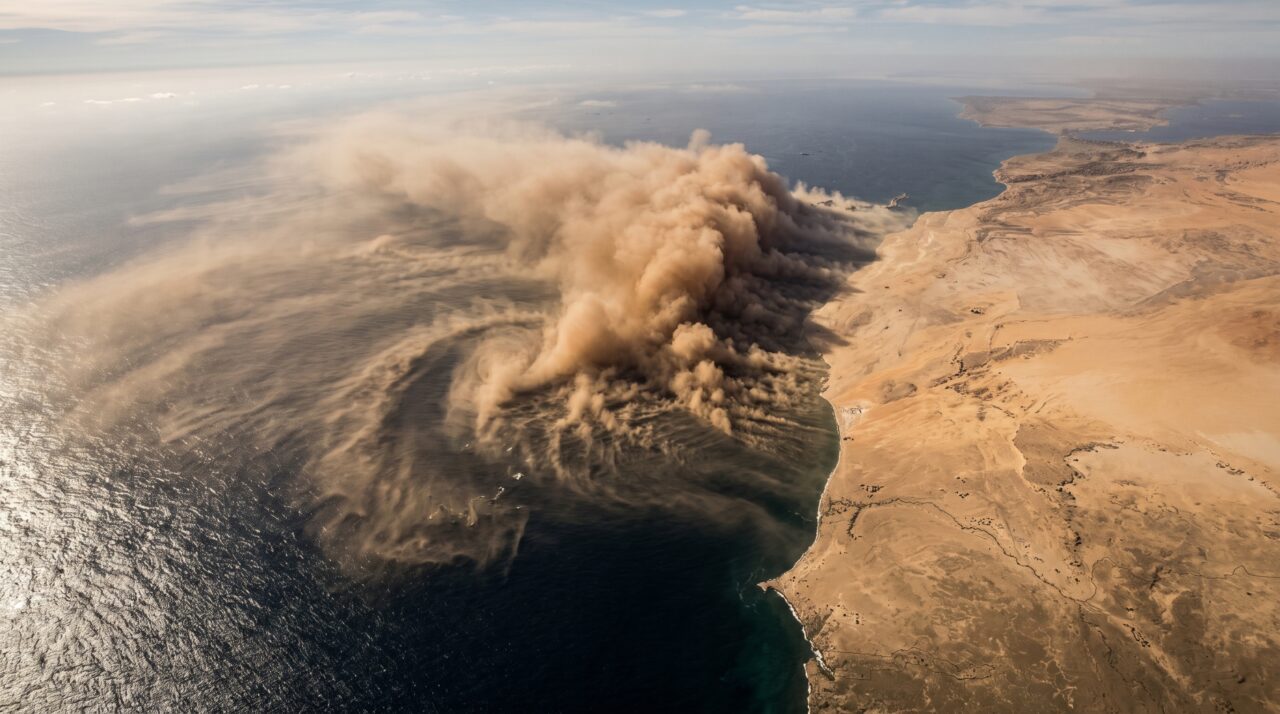 Uma nuvem de poeira cobriu o Mali quando a temporada já deveria estar acabando: satélite Terra registrou a pluma avançando pelo oeste africano