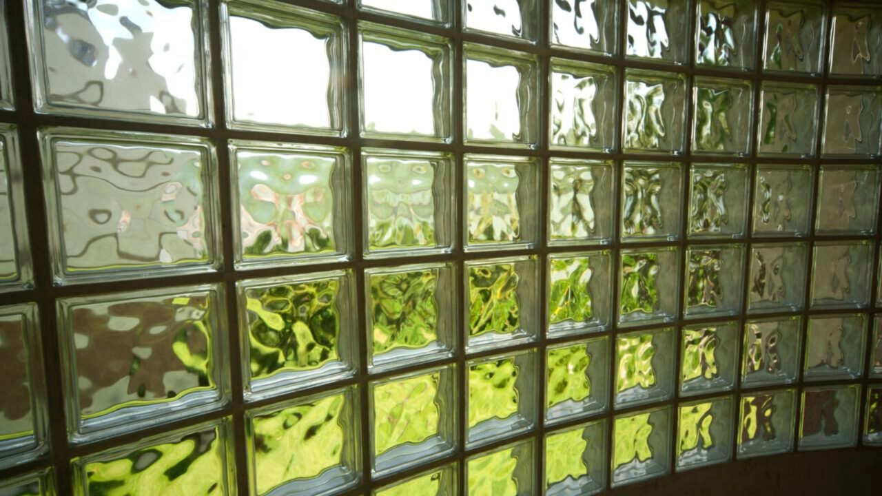 Ele colocou blocos de vidro no muro da garagem para ganhar luz e, 15 anos depois, o vizinho surpreendeu com uma proposta inesperada