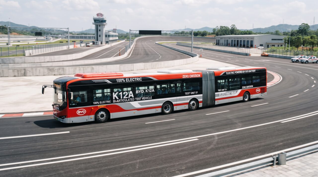 Medindo 27 metros de comprimento, o primeiro ônibus biarticulado 100% elétrico do mundo transporta 250 pessoas com autonomia de 300 quilômetros por carga