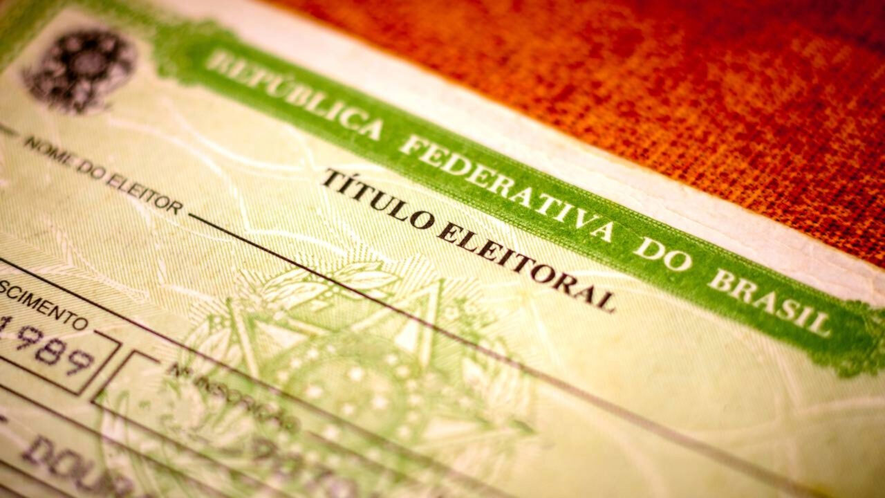 Eleitor que mudou de cidade depois do 1º turno pode votar no 2º turno em outra seção? O que diz o TSE sobre voto em trânsito, transferência e justificativa no dia