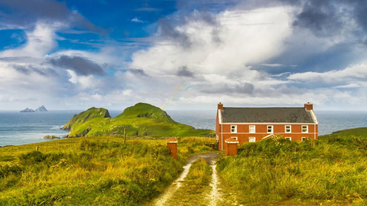 Eles estão procurando voluntários para viver em uma ilha deserta na Irlanda que não tem eletricidade nem água quente: oferecem acomodação em troca de cuidar das cabanas e da cafeteria