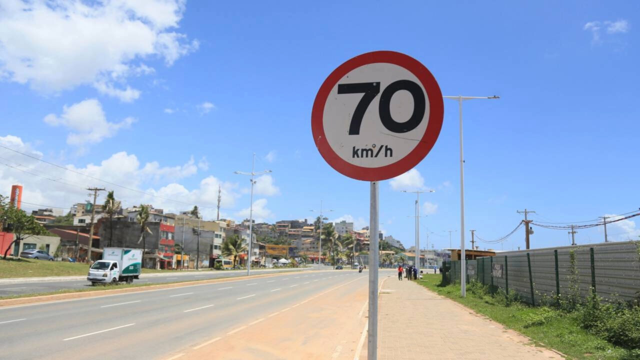 Eles substituíram uma placa de limite de velocidade como uma brincadeira quase 400 motoristas foram multados a 70 km/h em vez dos 50 km/h permitidos.