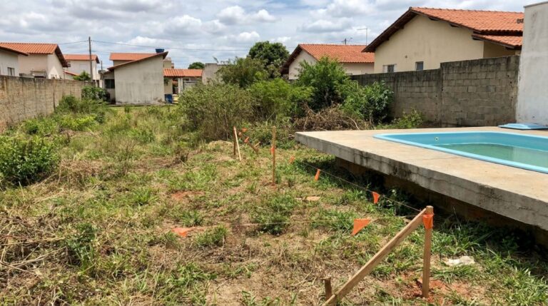 Proprietário mede lote vazio antes de construir e encontra parte da piscina do vizinho dentro da área comprada, exige a devolução da faixa e recebe proposta para alterar a divisa