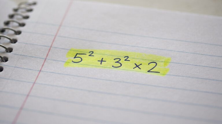 Faça o teste: resolva 5² + 3² × 2 mentalmente
