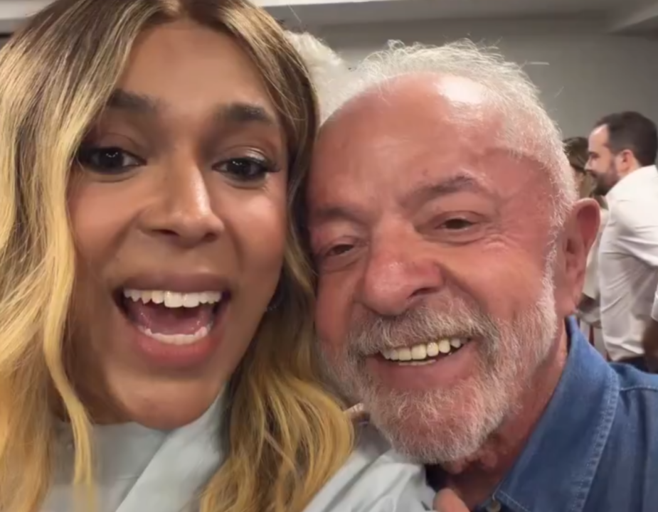 Erika Hilton comemora reeleição com beijo de Lula
