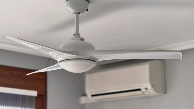 Especialistas em eficiência energética revelaram deixar um ventilador de teto ligado durante a noite consome cerca de 0,4 kWh e geralmente consome muito menos que o ar-condicionado