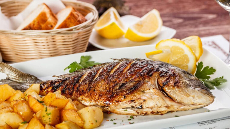 Especialistas em nutrição concordam Peixe frito não é feito com farinha de rosca, mas com farinha de trigo e grão-de-bico