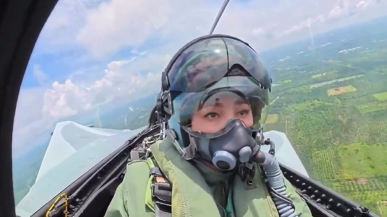 Ex-comissária de Bordo tornou-se militar, casou-se com o Rei e virou a Rainha da Tailândia tem 1.188 horas de voo e pilota um caça Gripen