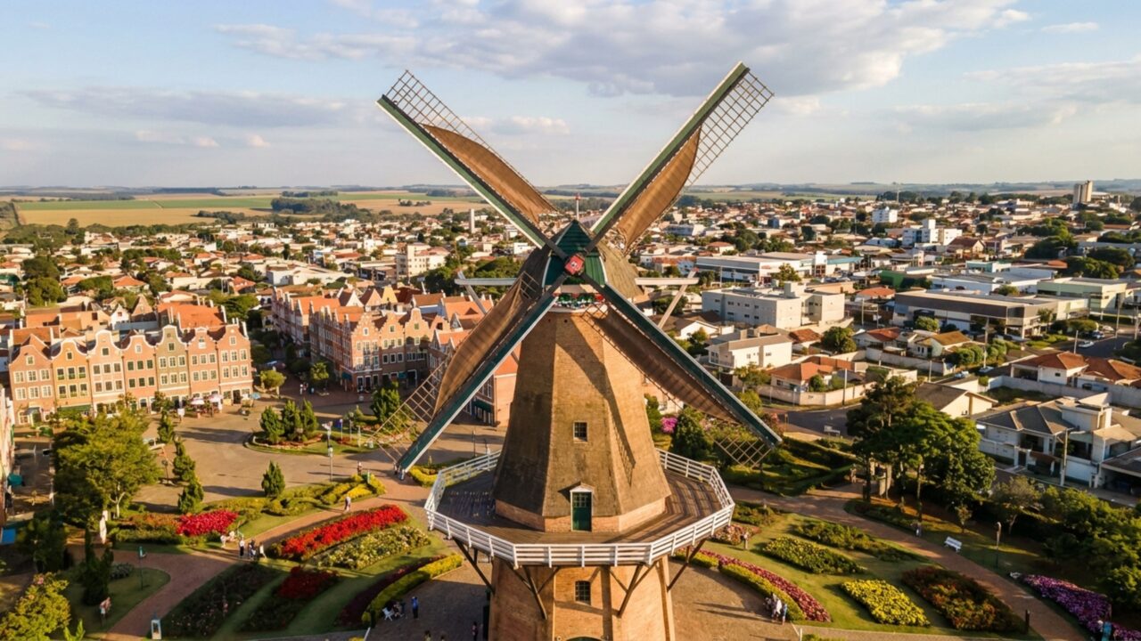 Capital Nacional das Flores por lei federal: a Holanda brasileira do interior paulista guarda o maior moinho da América Latina, alto como um prédio de nove andares