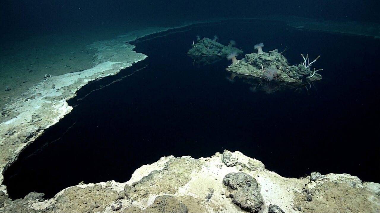 A 1.260 metros de profundidade, pesquisadores encontraram um “lago” com ilhas no fundo do oceano