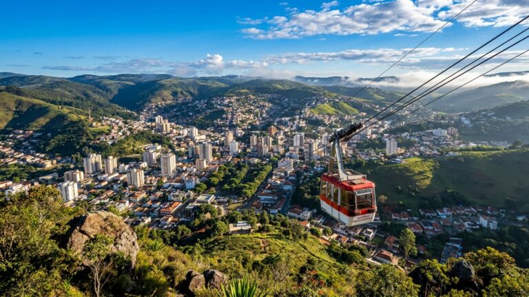 A cidade mais desenvolvida de Minas fica dentro de um vulcão extinto onde a água brota do chão a 45 °C
