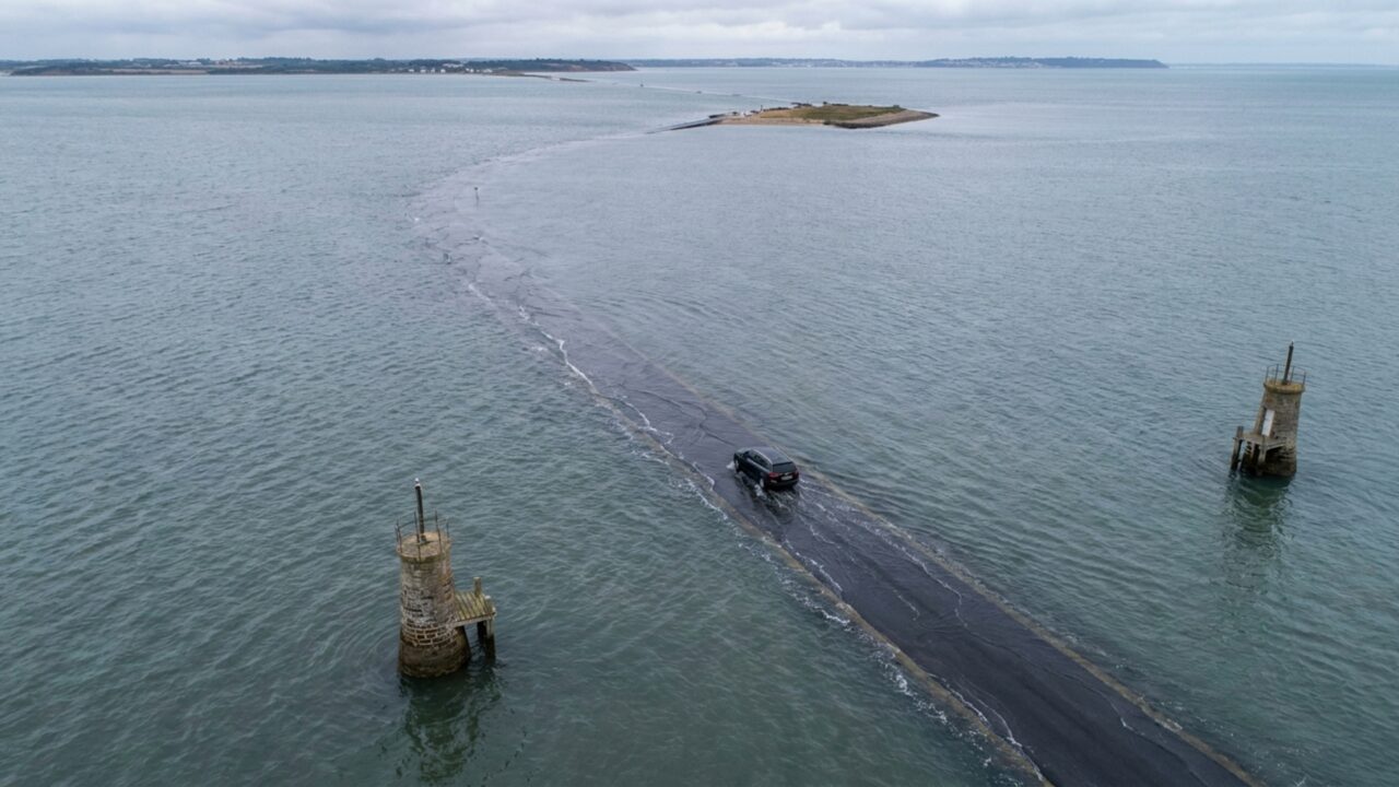 Uma estrada de 4,3 km desaparece sob o mar duas vezes por dia e só pode ser atravessada quando a maré libera o caminho