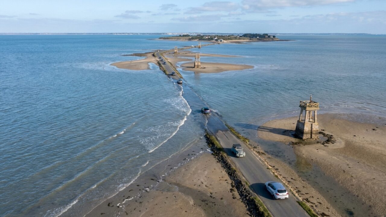 Uma estrada de 4,3 km desaparece sob o mar duas vezes por dia e só pode ser atravessada quando a maré libera o caminho