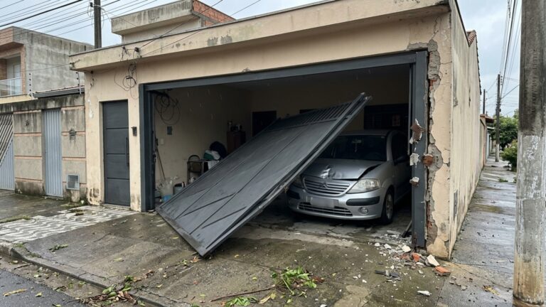 Casal substitui o portão vazado da garagem por um modelo fechado com chapas de metal para ganhar privacidade e, no primeiro vendaval, encontra a estrutura caída sobre o carro