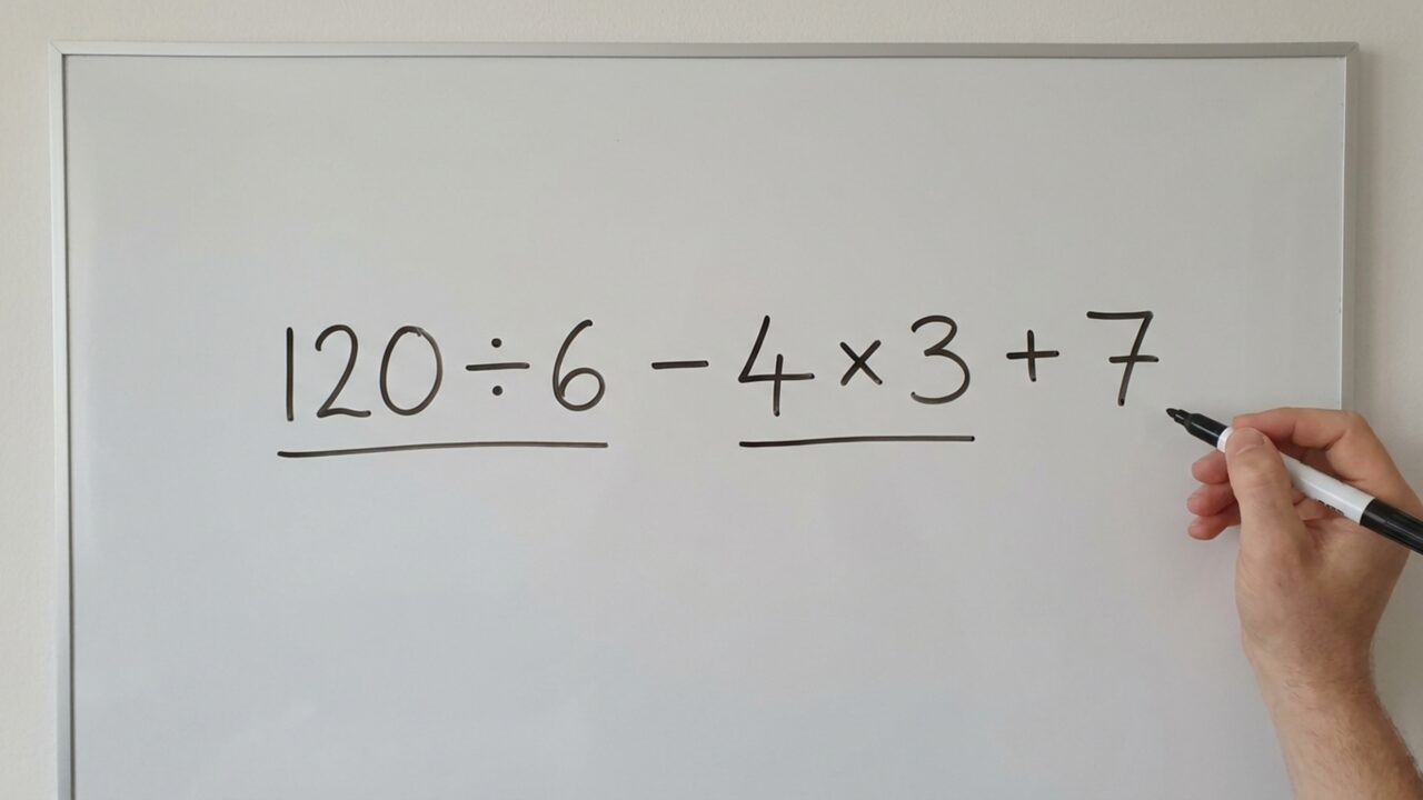 Resolva 120 ÷ 6 - 4 × 3 + 7 sem fazer as operações na ordem em que elas aparecem